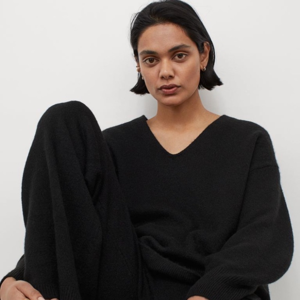 Black H&M V-Neck Knit Sweater, Size S✨